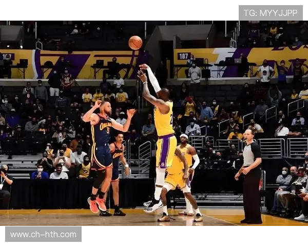 湖人逆转勇士赛场激战詹姆斯关键表现引关注